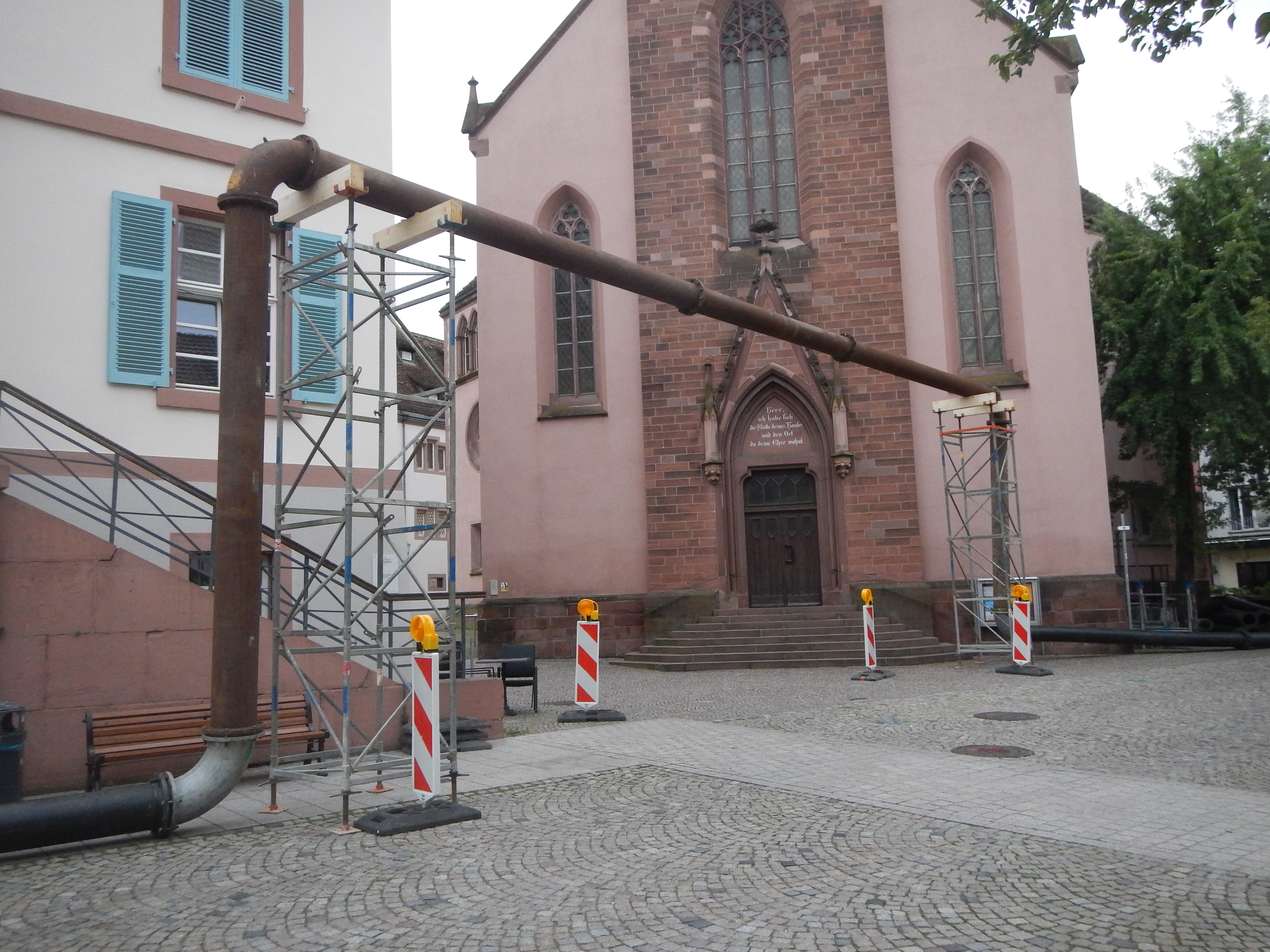                                                    Rohrkunst Stadtkirche 2017: Rohre, die zur Umleitung des Abwassers während der Sanierung der umliegenden Abwasserkanaäle benötigt wurden.                                    